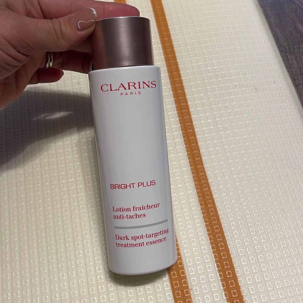 Clarins

Bright Plus Dark Spot-Targeting Treatment Essence